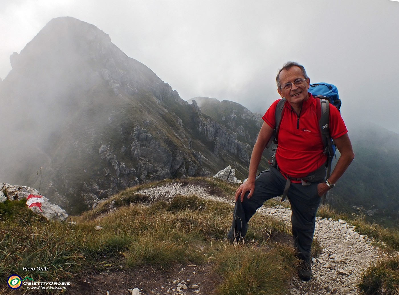 67 La ripida discesa da Cima di Campelli.JPG